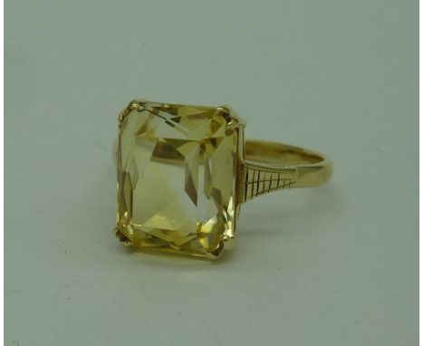 A 9ct gold and citrine ring, weight 2.8g, size M