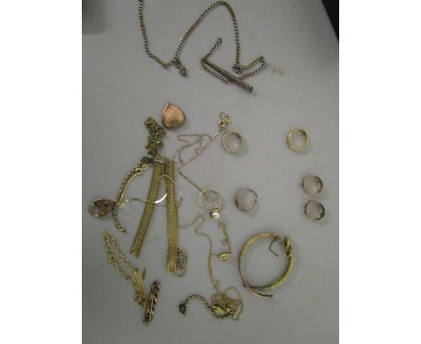 A quantity of mainly 9ct gold jewellery to include a pearl ring, two 10k gold rings and a 22ct yellow gold wedding band, appr