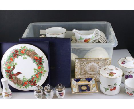 Quantity of Royal Worcester ceramics, to include ' Evesham ' and ' Arden ' pattern, to include 8 dinner plates, 8 breakfast /