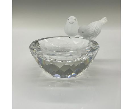 This beautiful Swarovski crystal Bird Bath was part of the Feathered Friends and later Feathered Beauties Swarovski family gr