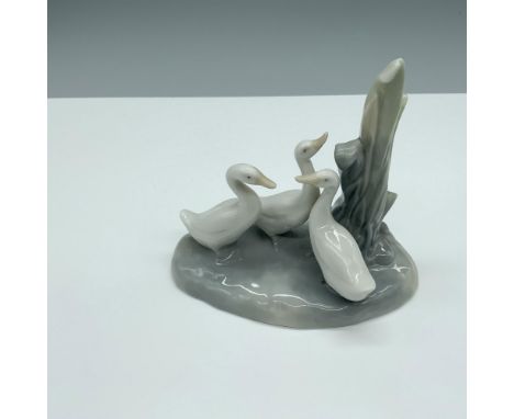 Glossy figure of a gaggle of birds enjoying each others company. Nao by Lladro backstamp and stickered. Artist: Fulgencio Gar
