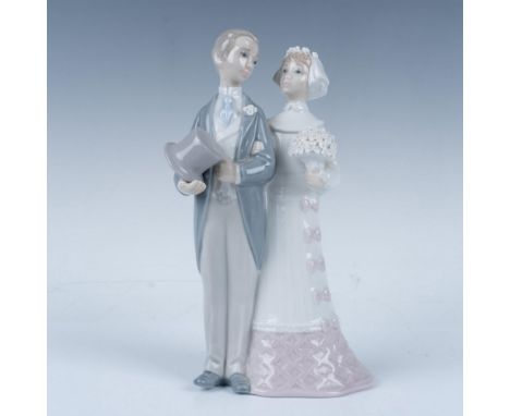 A glossy figure of bride and groom. This item has its original box, measuring 11"L x 5.75"W x 5.25"H. Lladro backstamp. Artis