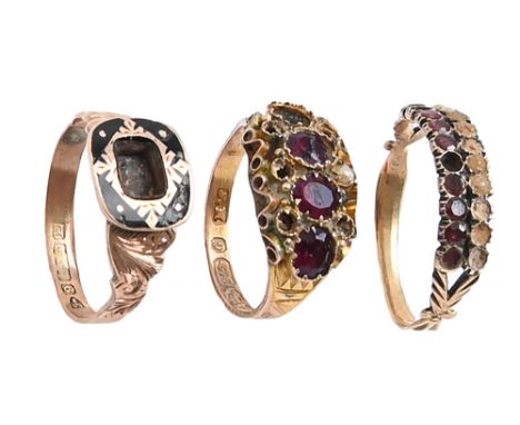 A Victorian garnet ring, in gold, a late Victorian paste ring in 9ct gold and a contemporary 9ct gold and black enamel mourni