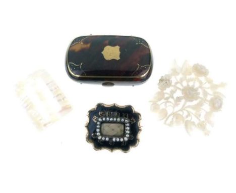 Small group of miscellaneous items to include tortoiseshell purse, carved floral mother-of-pearl brooch, mourning brooch date