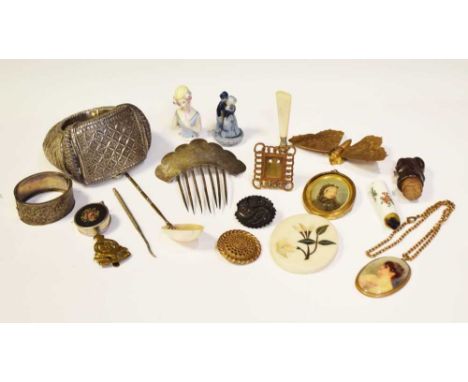 Quantity of costume jewellery and collectables, to include large hollow white metal bangle, tortoiseshell and other combs, br