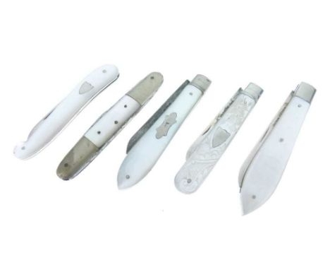Four Edward VII silver and mother-of-pearl pen knives, all Sheffield, together with another pen knife (5) 