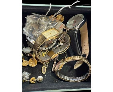 Mirrored jewellery box with contents including 9 carat gold ring and watches.