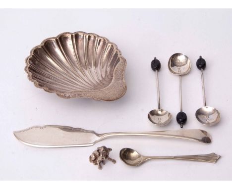 Mixed Lot: shell butter dish of typical form raised on three ball feet, Old English pattern butter knife, four various spoons