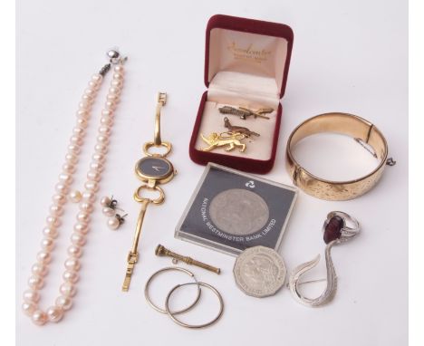 Mixed Lot: rolled gold hinged bracelet, a Silver Jubilee coin, a Gucci ladies wrist watch, brooches, earrings etc 