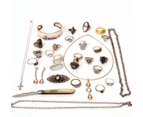 Tray of mainly white metal jewellery to include 19 dress rings, a Sterling brooch, bangle, hallmarked silver bladed fruit kni