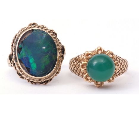 Mixed Lot: yellow metal and chrysoprase ring, the green chalcedony circular cabochon bead and claw set raised in hatched upsw