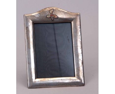 George V silver mounted easel backed photograph frame, the broad polished mount with shaped pediment and with applied mother 