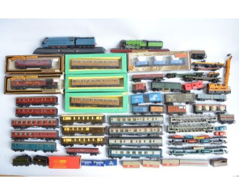 Collection of used OO/HO gauge model railway coaches and goods wagons from Hornby, Mainline, Bachmann etc. to include boxed e