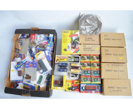 Large collection of mostly OO gauge railway scenic accessories from Hornby, Scenix, B-T, Gilbow etc including 9x Horny Skaled