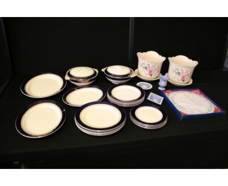 CERAMICS - a mixed selection of ceramics to include a Wedgwood part dinner service featuring a trio of serving plates, 2 ture