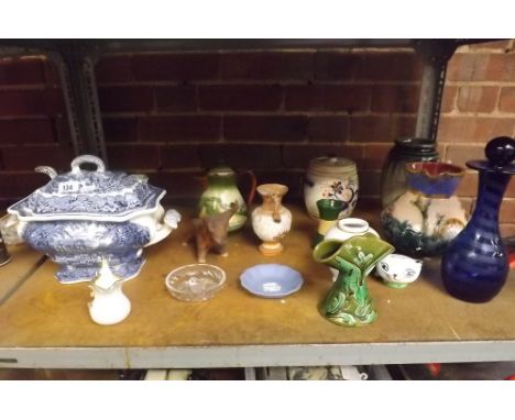 SHELF CONTAINING VARIOUS VASES,BLUE &amp; WHITE SOUP TUREEN &amp; GLASS WARE