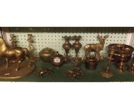 SHELF OF GOOD BRASS WARE WITH HORSES, CANDLES STICKS, STAG ETC