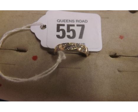A DIAMOND TWIST RING IN 9ct