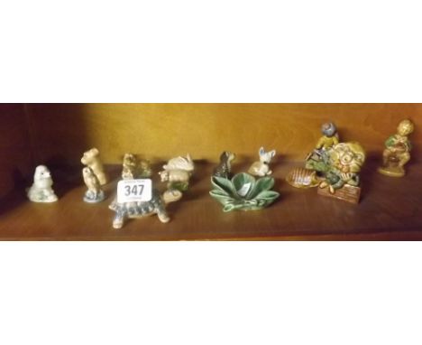 SHELF OF VARIOUS WADE ORNAMENTS