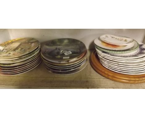 SHELF OF APPROXIMATELY 30 COLLECTORS PLATES ETC