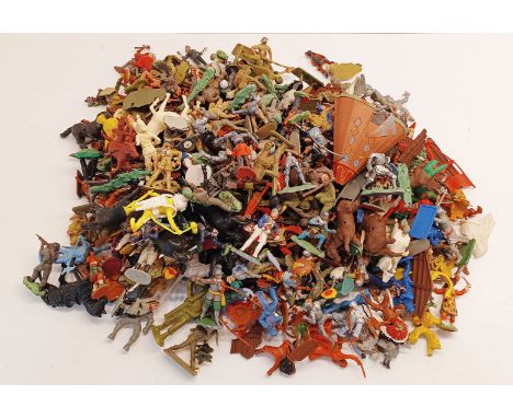 COLLECTION OF VINTAGE PLASTIC TOY SOLDIERS INC BRITAINS