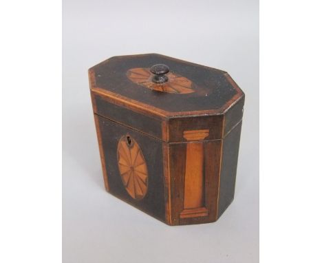 A good quality 19th century octagonal tea caddy, the hinged lid enclosing a further lidded compartment, decorated with boxwoo