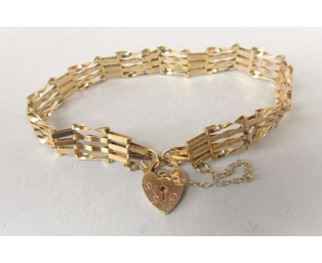 A 9ct gate link bracelet with heart padlock clasp, 4.2g