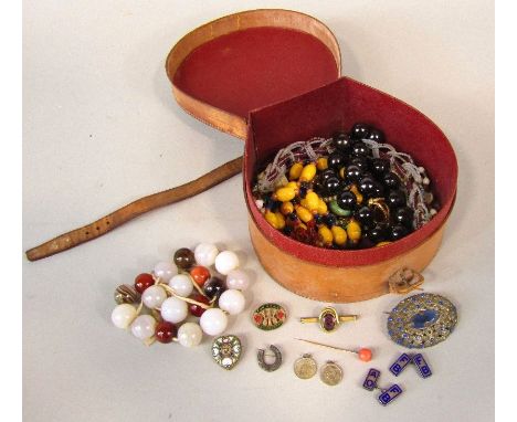 Costume jewellery to include a heart shaped micromosaic brooch, a yellow metal stick pin with coral finial, string of globula