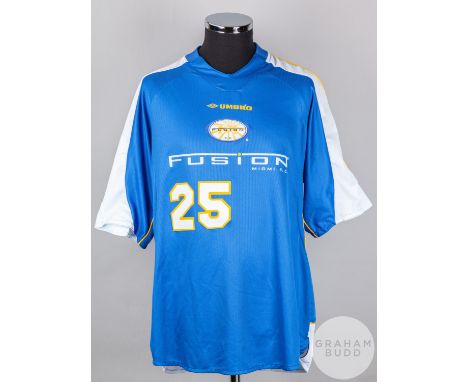 Pablo Mastroeni blue and white No.25 Miami Fusion short-sleeved shirt, Umbro, L with v-neck collar and sponge badge, the reve
