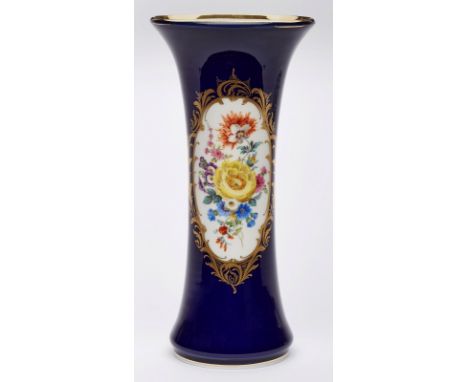 Stangenvase, Meissen 1958.Hohe, mittig gekehlte Röhre, oben u. unten stark ausschwingend. Wandung m. kobaltblauem Fond, darin