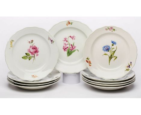 Satz von 10 Speisetellern, Meissen um 1900.II. Wahl. "Bunte Blumen" auf Form "Neuer Ausschnitt". Jew. mittig gr. farbiger Blü
