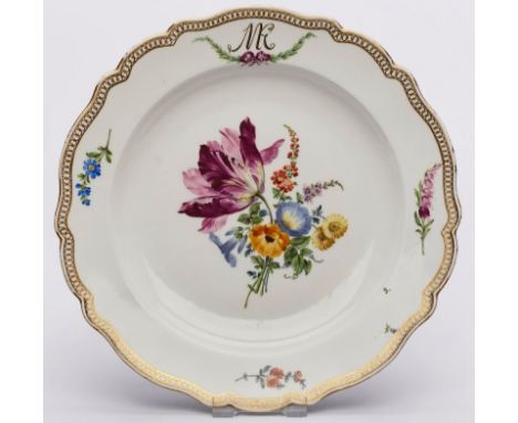 Teller "Blumenbouquet",Meissen Marcolini (1774-1813). Glatte, runde Form m. mehrfach geschweifter Kante. Leicht gemuldeter Sp