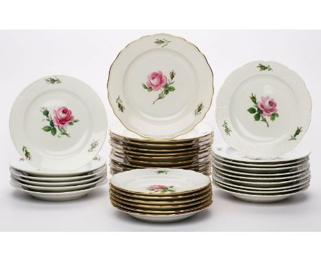 Konvolut versch. Tellersätze,Meissen um 1900 - um 1960. II. Wahl. Dekor "Rote Rose". Versch. Formen u. Größen, teils Goldrand