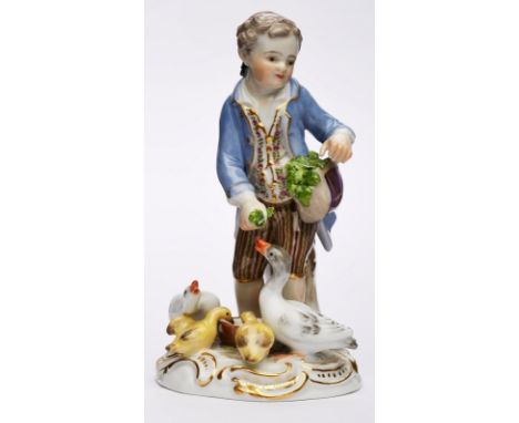 Gänsehirte, Meissen um 1870.Entw.: J.J. Kaendler. Auf Rocaille-gerahmtem Rundsockel stehender Knabe m. Blätter-gefülltem Hut,