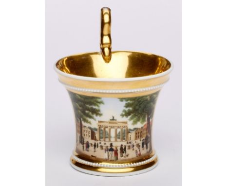 Tasse "Brandenburger Tor",KPM Berlin Mitte 19. Jh. Stark gekehlter Korpus m. weit ausschwingender Lippe u. dort endendem, hoc