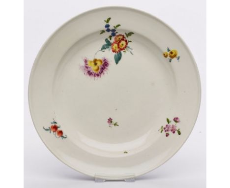 Teller mit Blumendekor,Meissen Punktzeit (1763-'80). Glatte, runde Form m. gemuldetem Spiegel, d. Fahne m. betonter Kante. Üb