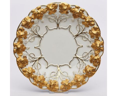 Prunkteller "Weinranken", Meissen um 1940.Runde Form m. beit gewölbter Fahne m. dichtem Blattrelief in Matt- u. Glanzgold. Sp
