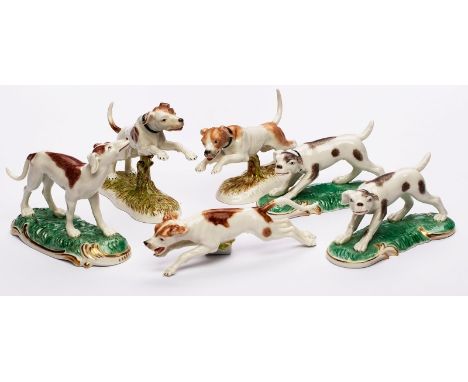 Kl. Konvolut Jagdhunde,Nymphenburg 2. Hälfte 20. Jh. In versch. Haltungen u. Bewegungen, meist auf längl. Sockel m. Gras-Ober
