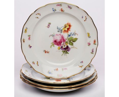 Satz von 4 Speisetellern, Meissen um 1900.Blumenbouquets m. Insekten u. Blütenzweigen auf Form "Neuer Ausschnitt", Goldrand. 