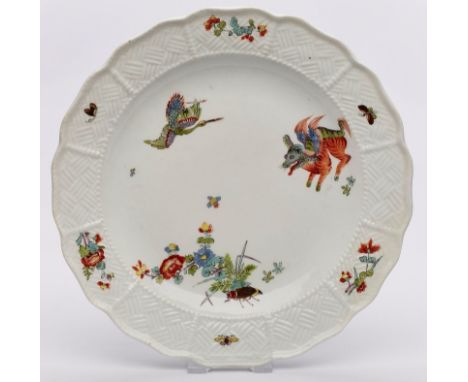 Teller "Fliegender Hund", Meissen um 1730.Fahne m. Flechtrelief u. geschweifter Kante, d. leicht gemuldete Spiegel m. Dekor i