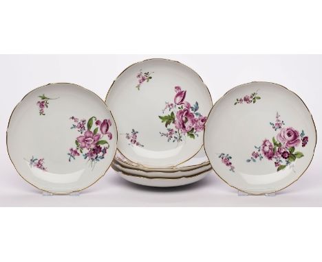 Satz von 6 kl. Tellern/ Suppentassen-UT,Meissen wohl um 1970. II. Wahl. Purpur-Blüten m. grünen Blättern (jew. 1 Bouquet u. B