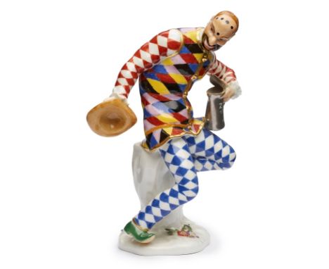 Harlekin mit Deckelkanne, Meissen 1982.Entw.: J.J. Kaendler. In bewegter, gedrehter Pose auf Baumstumpf sitzender Mann in bun