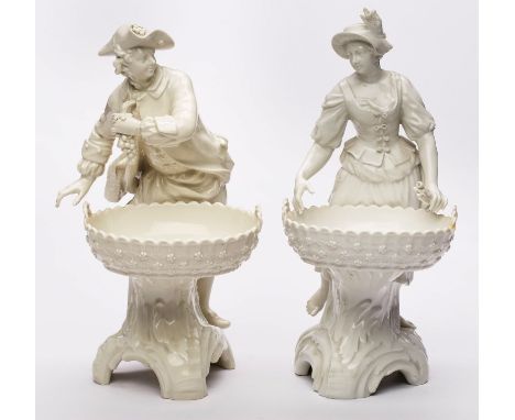 Paar Figuren mit Schalen,KPM Berlin 1. Hälfte 20. Jh. Weiß glasiert. Jew. stehende Gärtnerfigur (Mann/ Frau) m. Hut, vor sich