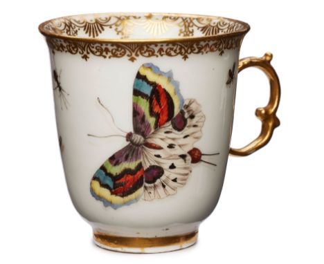 Kl. Bechertasse, Meissen um 1735.Hohe, schlanke Form m. ausschwingender Lippe u. Rocaillenhenkel. Wandung umlaufend m. Schmet
