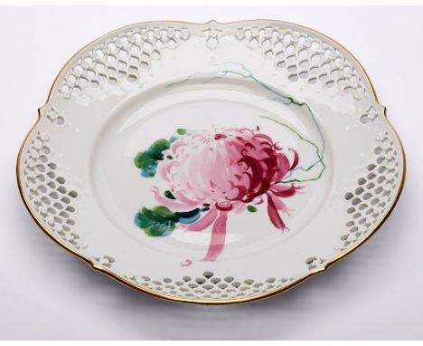 Durchbruchteller "Chrysantheme",Meissen 1977. II. Wahl. Form "Gr. Ausschnitt" m. durch- brochener Fahne m. feinem Blütenrelie