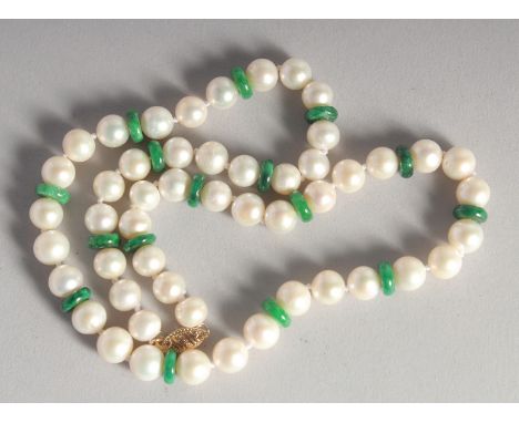 A STRING OF 14CT GOLD, JADE AND PEARL BEADS.