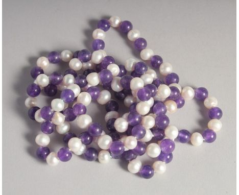 A STRING OF LAVENDER JADE AND PEARL BEADS.
