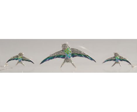A PAIR OF SILVER AND ENAMEL SWALLOW BROOCH AND EARRINGS