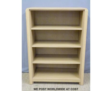 A light oak bookcase (W90 x D41 x H126cm)