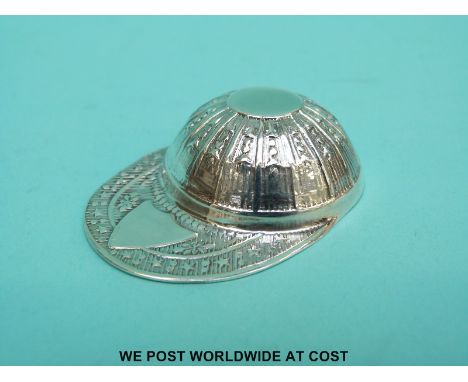 A white metal caddy spoon formed as a jockey's hat, marked sterling, length 5.5cm (15g)